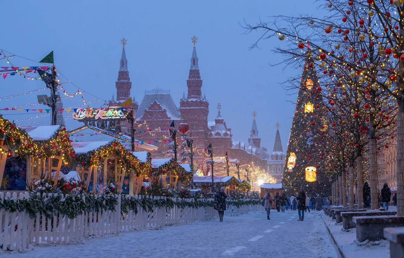 Фото обои зима, шарики, снег, деревья, шары, забор, Москва, Новый год, ёлка, Россия, Красная площадь, гирлянды