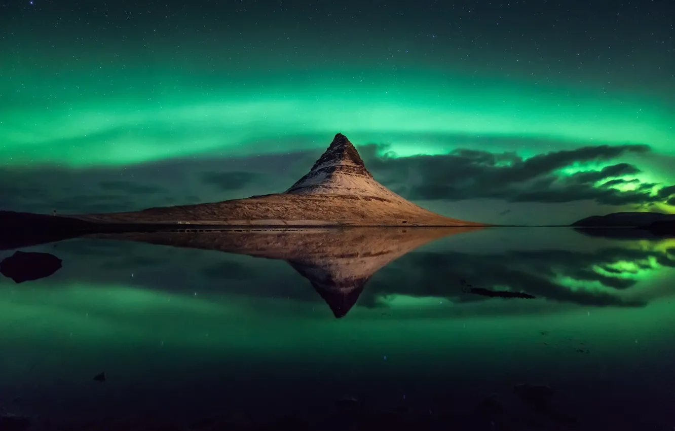 Фото обои звезды, ночь, природа, отражение, гора, красота, северное сияние, Исландия, Киркьюфетль, Эрнан Кальдерон Веласко