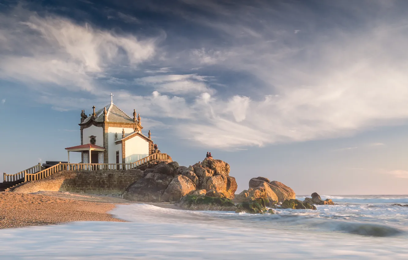 Фото обои пляж, пейзаж, природа, камни, океан, берег, церковь, Португалия, капелла, Мирамар, Capela do Senhor da Pedra