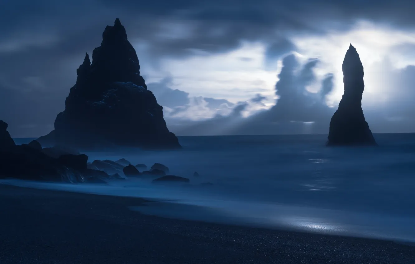 Фото обои небо, облака, свет, тучи, природа, океан, скалы, темно, Исландия, Вик