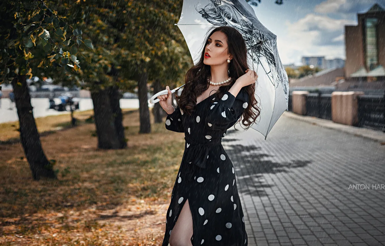 Фото обои девушка, поза, дождь, зонт, платье, Антон Харисов, Мария Башмакова
