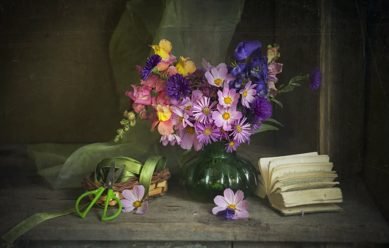 Фото обои цветы, букет, лента, ткань, книга, корзинка, ножницы, вазочка, Лионелла Зимина