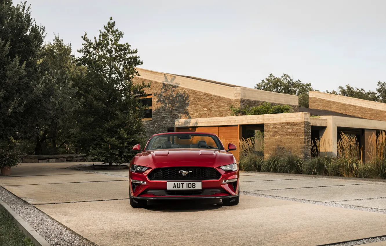 Фото обои Ford, стоянка, кабриолет, вид спереди, 2018, тёмно-красный, Mustang Convertible