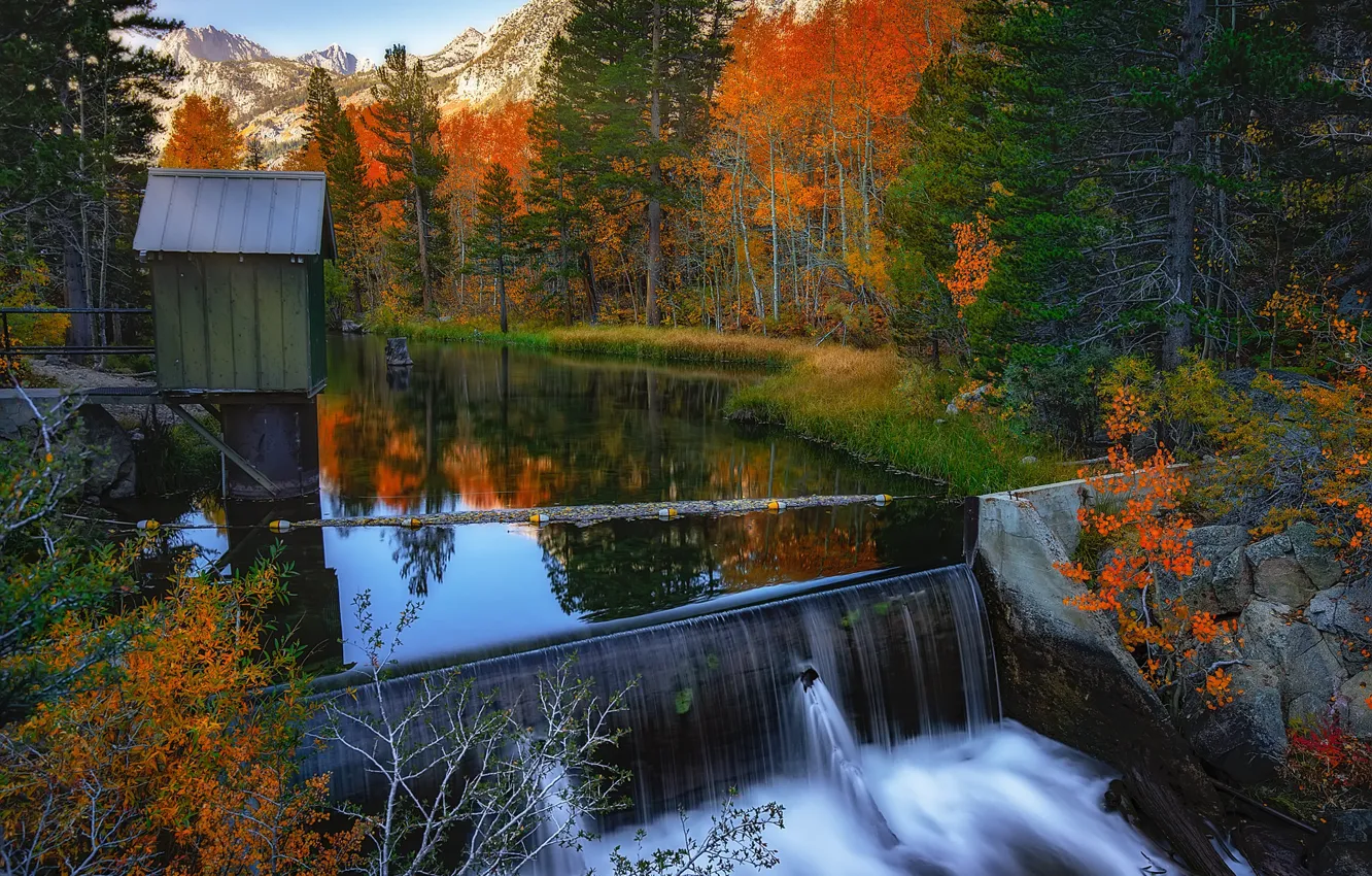 Фото обои осень, лес, деревья, озеро, водопад, Калифорния, домик, California, Lake Sabrina, Озеро Сабрина