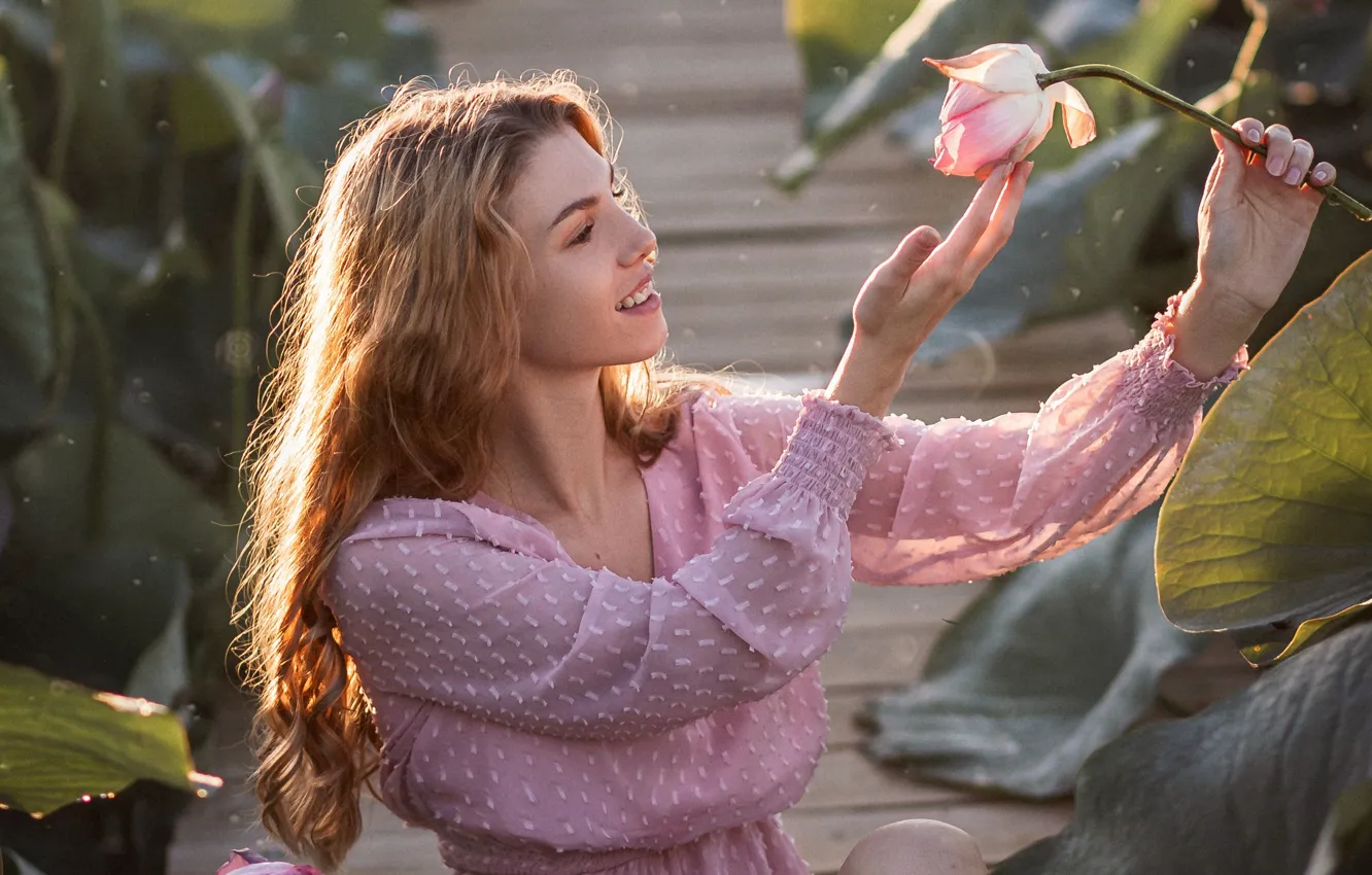 Фото обои цветок, листья, девушка, доски, платье, лотос, шатенка, Наталия Дмитренко