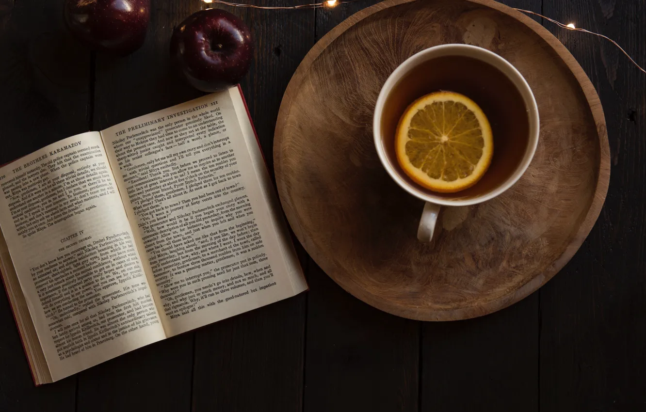 Фото обои стол, лимон, чай, яблоко, кружка, книга, гирлянда, Joanna Kosinska