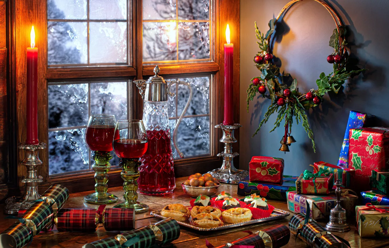 Фото обои стиль, вино, свечи, бокалы, окно, Рождество, подарки, пирожные, графин