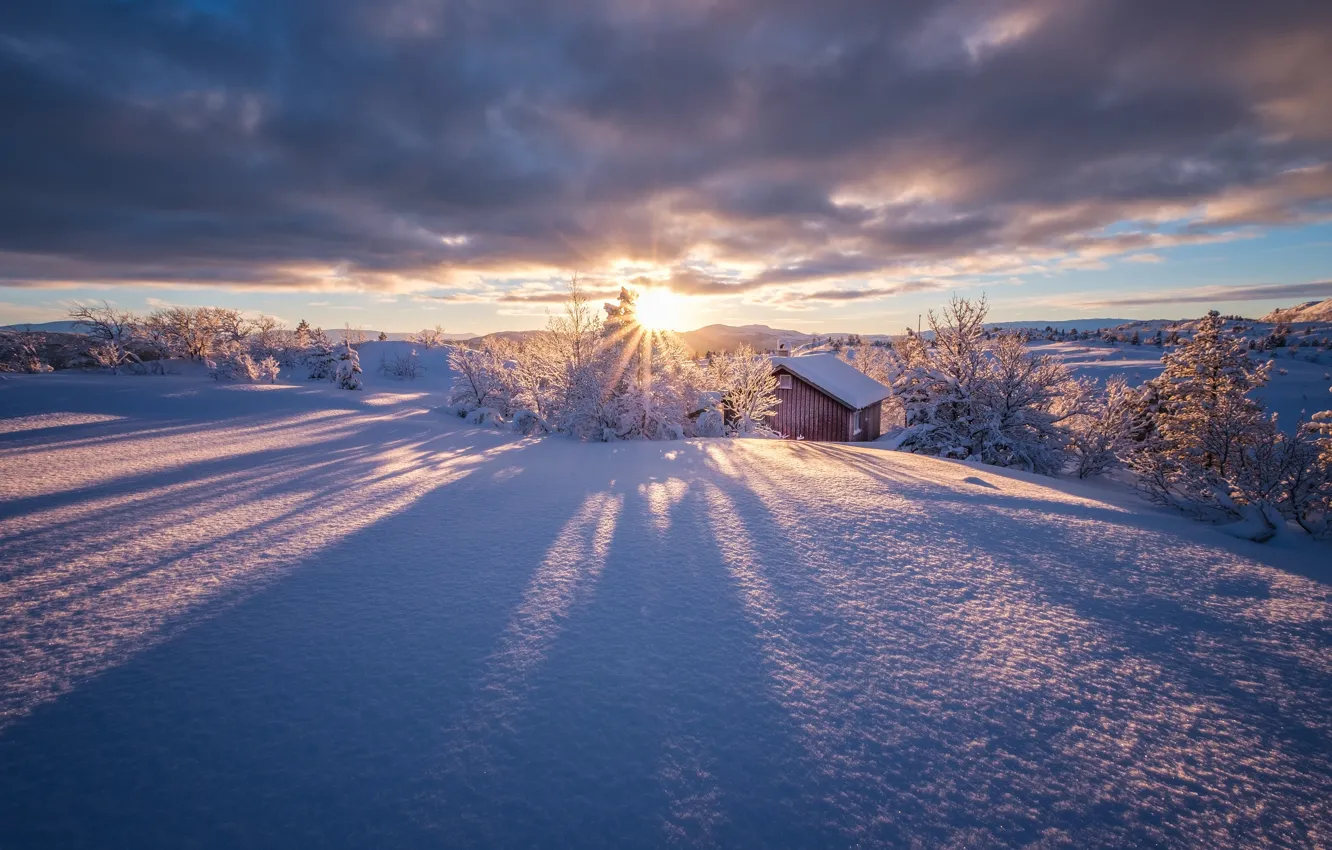 Фото обои небо, солнце, облака, снег, Норвегия, winter is coming