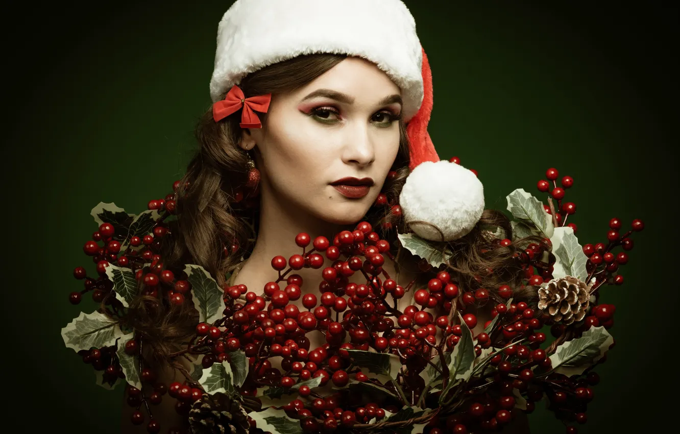 Фото обои взгляд, девушка, лицо, ягоды, фон, макияж, Рождество, колпак, остролист