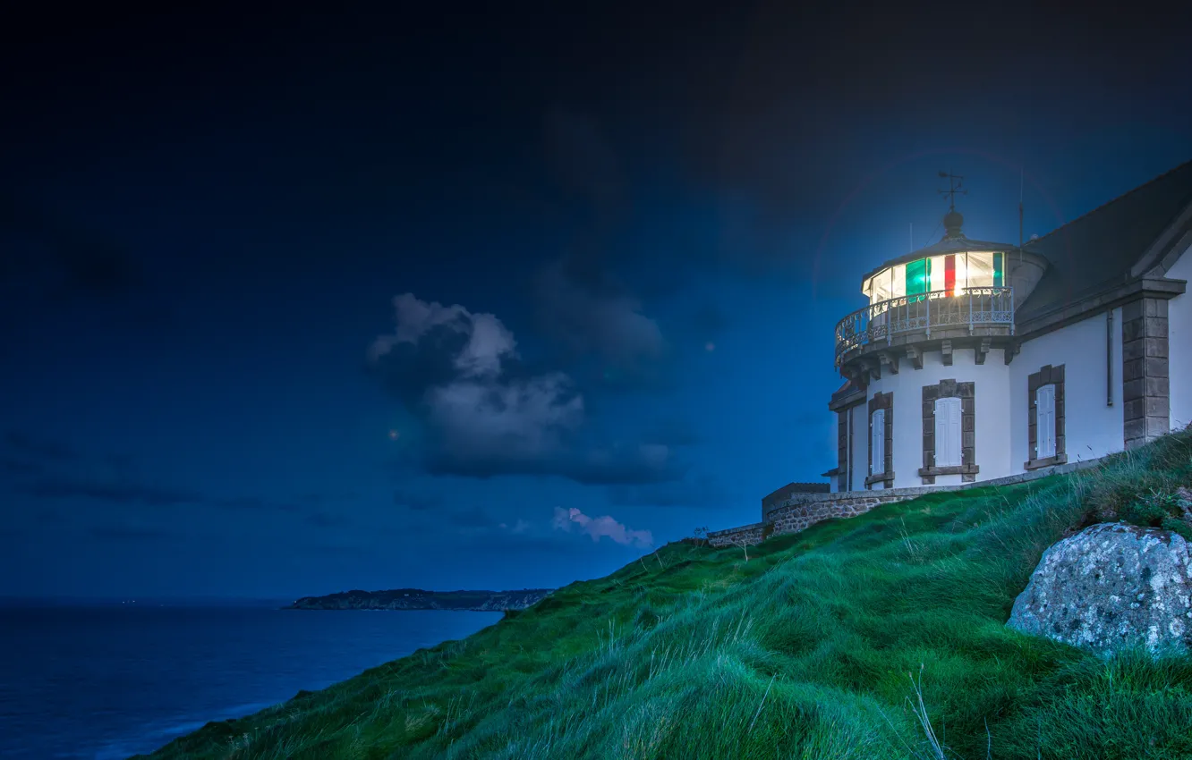 Фото обои море, свет, пейзаж, ночь, берег, Франция, маяк, вечер, склон, Бретань, Pointe du Millier