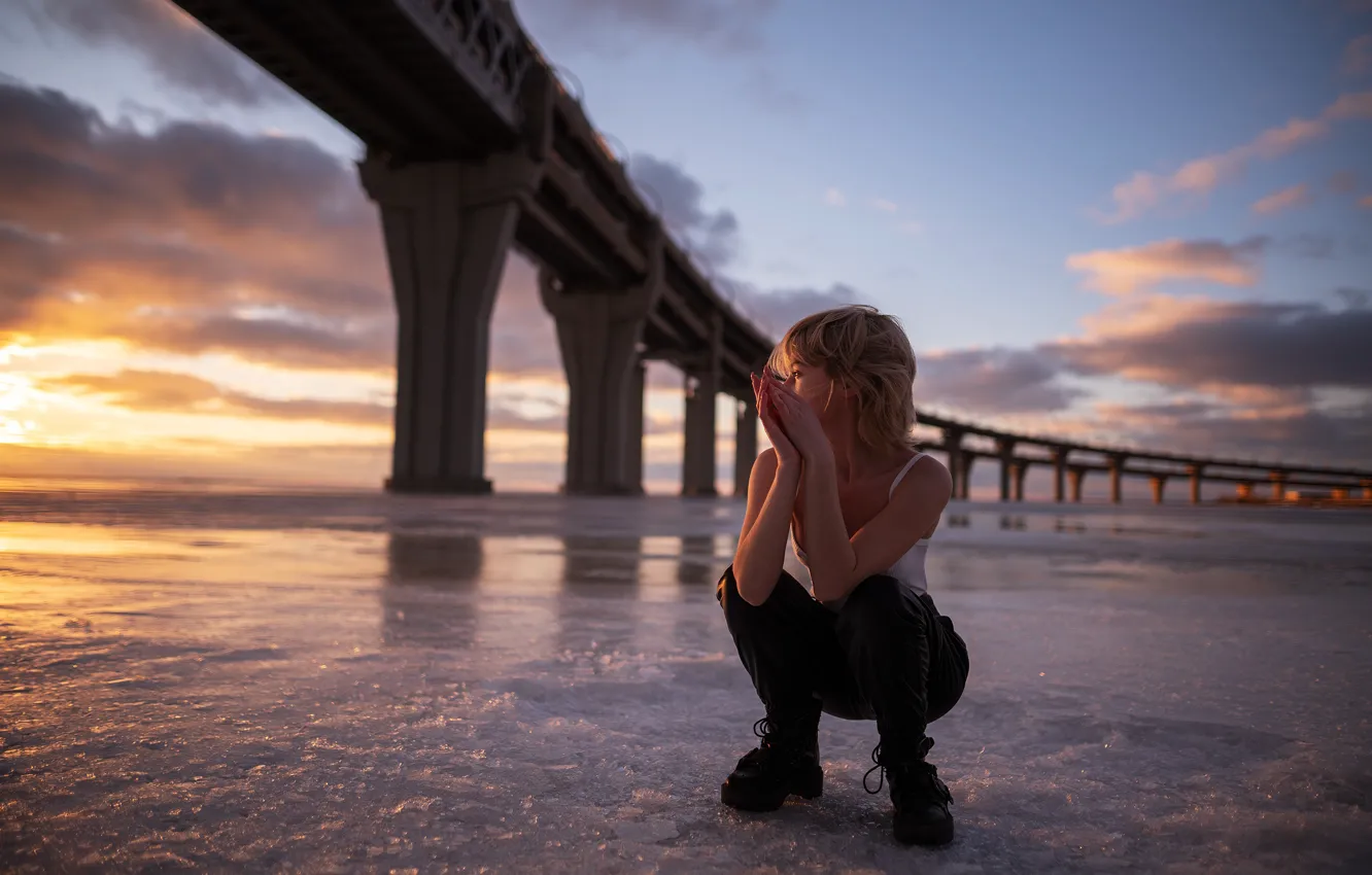Фото обои море, девушка, закат, мост, поза, на корточках, Марта Громова, Максим Густарёв