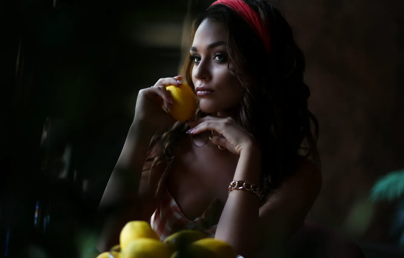 Фото обои взгляд, девушка, браслет, шатенка, украшение, лимоны, маникюр, Кристина Копьева