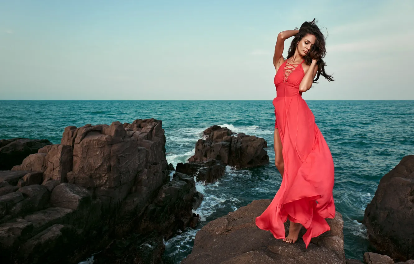Девушка в красивом платье у моря