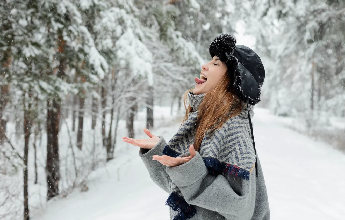 Фото обои язык, девушка, снег, шапка, шатенка, пальто