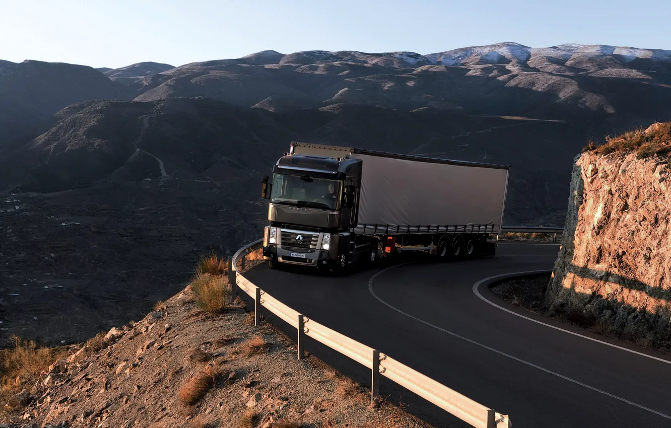 Фото обои дорога, горы, чёрный, ограждение, грузовик, Renault, Magnum, седельный тягач, 4x2, полуприцеп, Renault Trucks