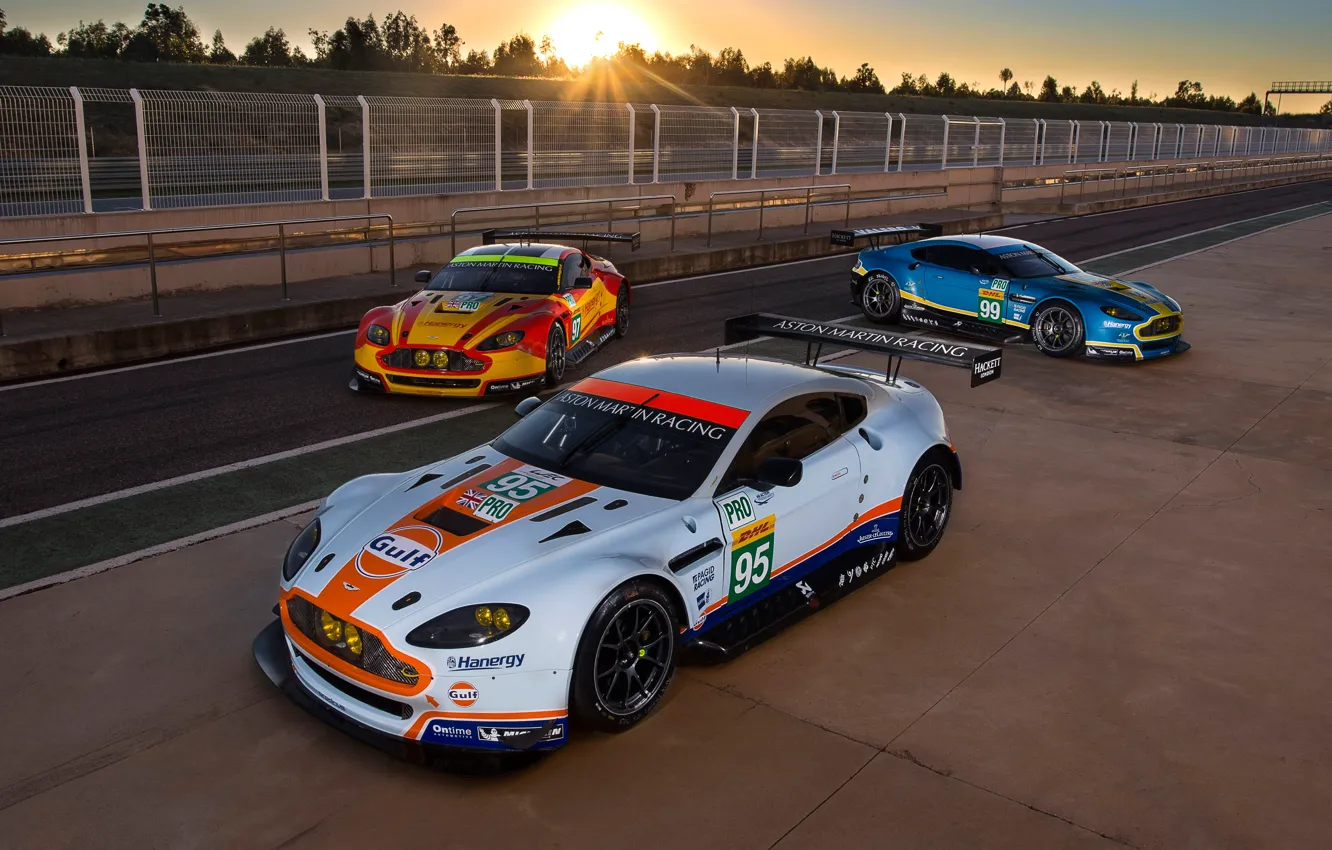Фото обои Aston Martin, Солнце, Колеса, Машины, Фары, Sport, Спойлер, Ограждение, Racing Car, Гоночная Трасса