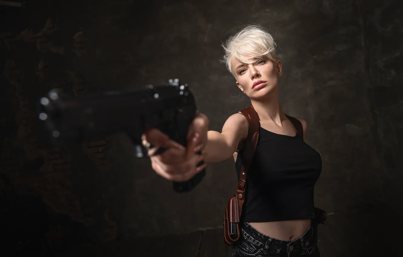 Фото обои девушка, поза, пистолет, оружие, фон, блондинка, Виктор Водолазький