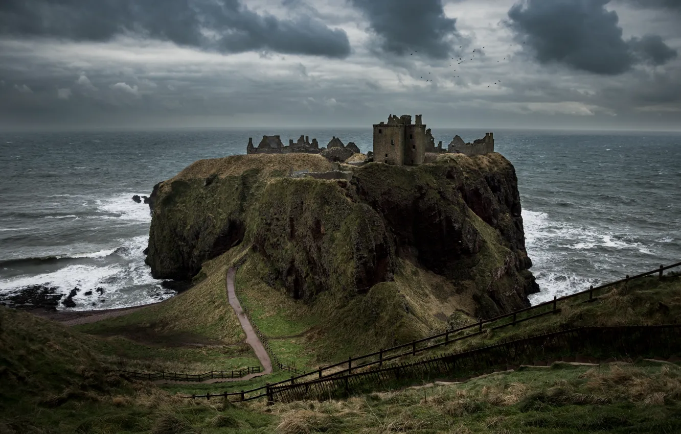 Фото обои море, небо, облака, тучи, Шотландия, руины, Scotland, замок Данноттар, Dunnottar Castle, средневековая архитектура