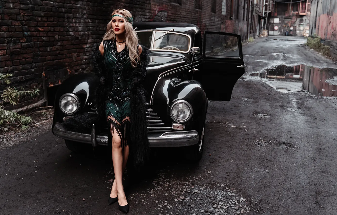 Фото обои машина, авто, девушка, стиль, ретро, платье, блондинка, переулок, Альбина Пономарёва
