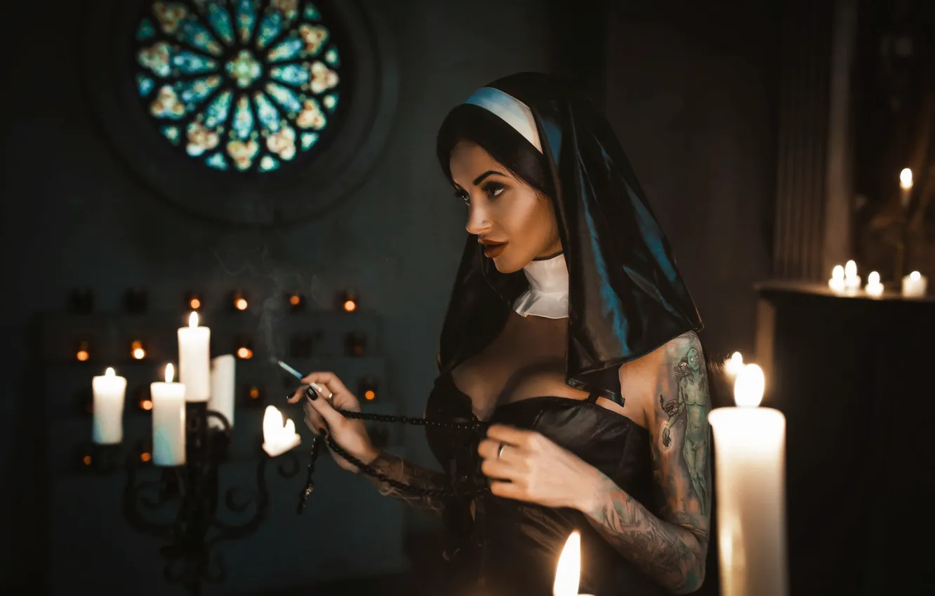 Фото обои грудь, девушка, модель, свечи, тату, образ, монахиня, Louis de Na...