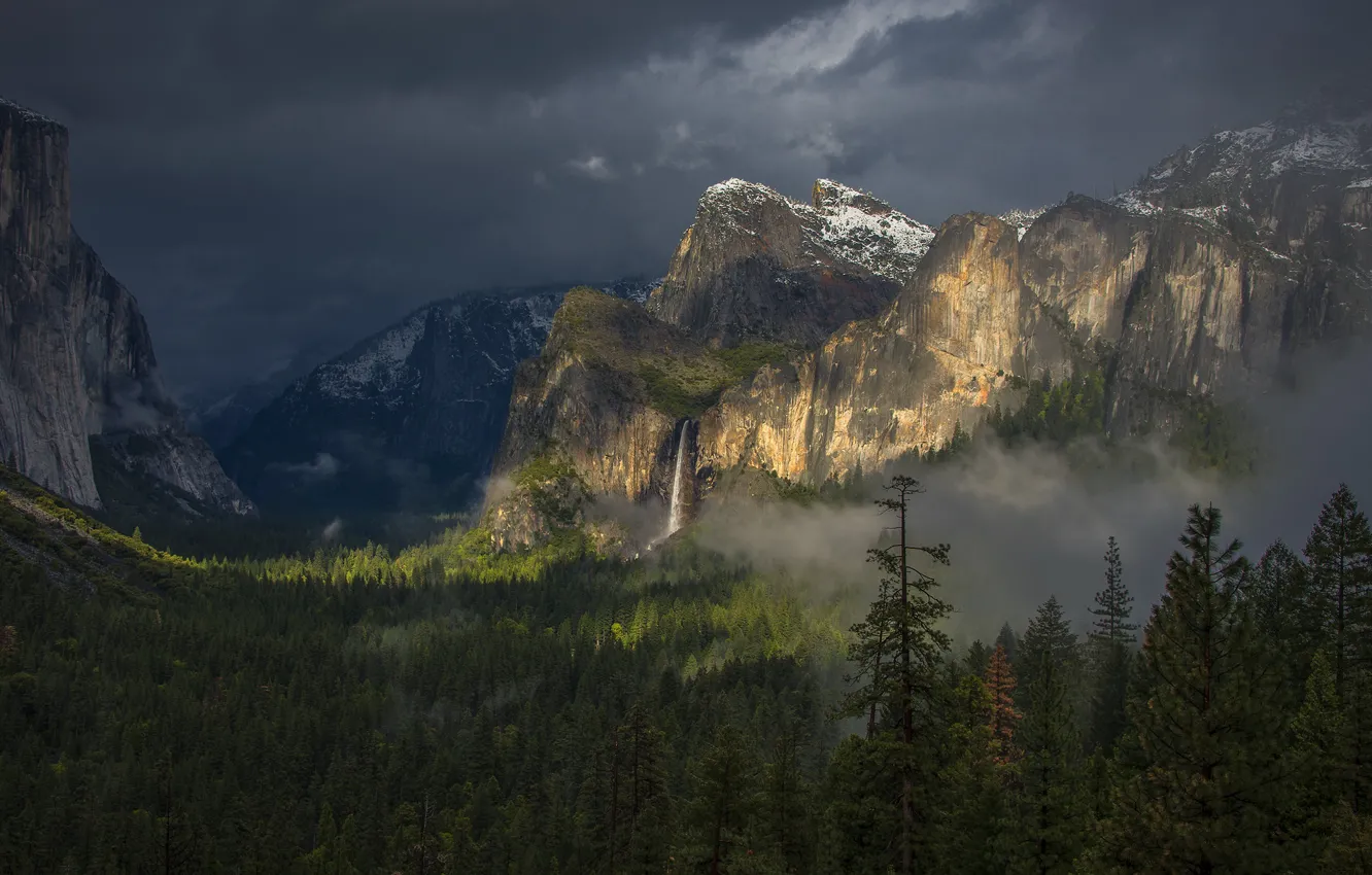 Фото обои лес, небо, облака, снег, деревья, горы, тучи, природа, пасмурно, скалы, водопад, USA, США, Yosemite National …