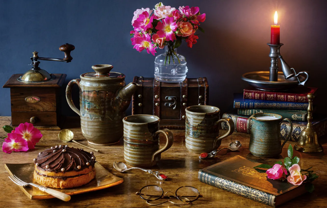 Фото обои цветы, книги, свеча, чайник, очки, пирожное, кружки, натюрморт, вазочка, кофемолка