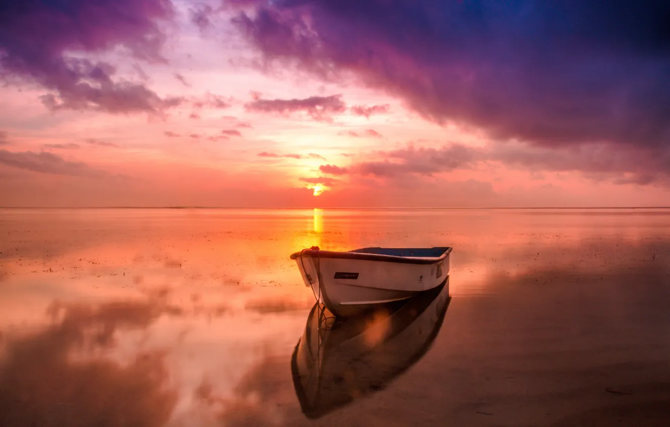 Фото обои небо, вода, закат, фото, лодка