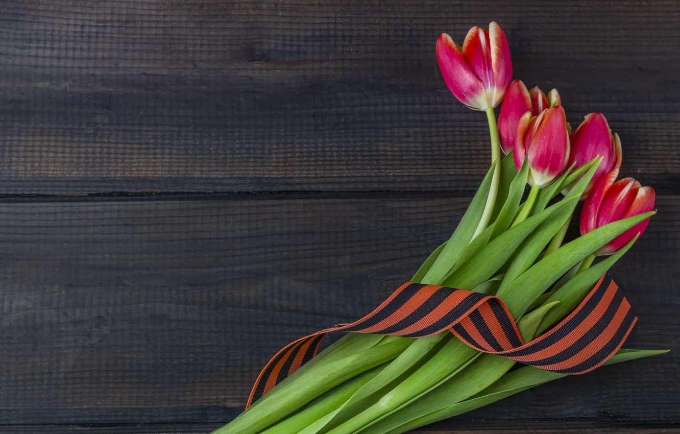 Фото обои цветы, букет, весна, тюльпаны, 9 мая, flowers, tulips, spring, bouquet, Victory Day, День Победы, Георгиевская …