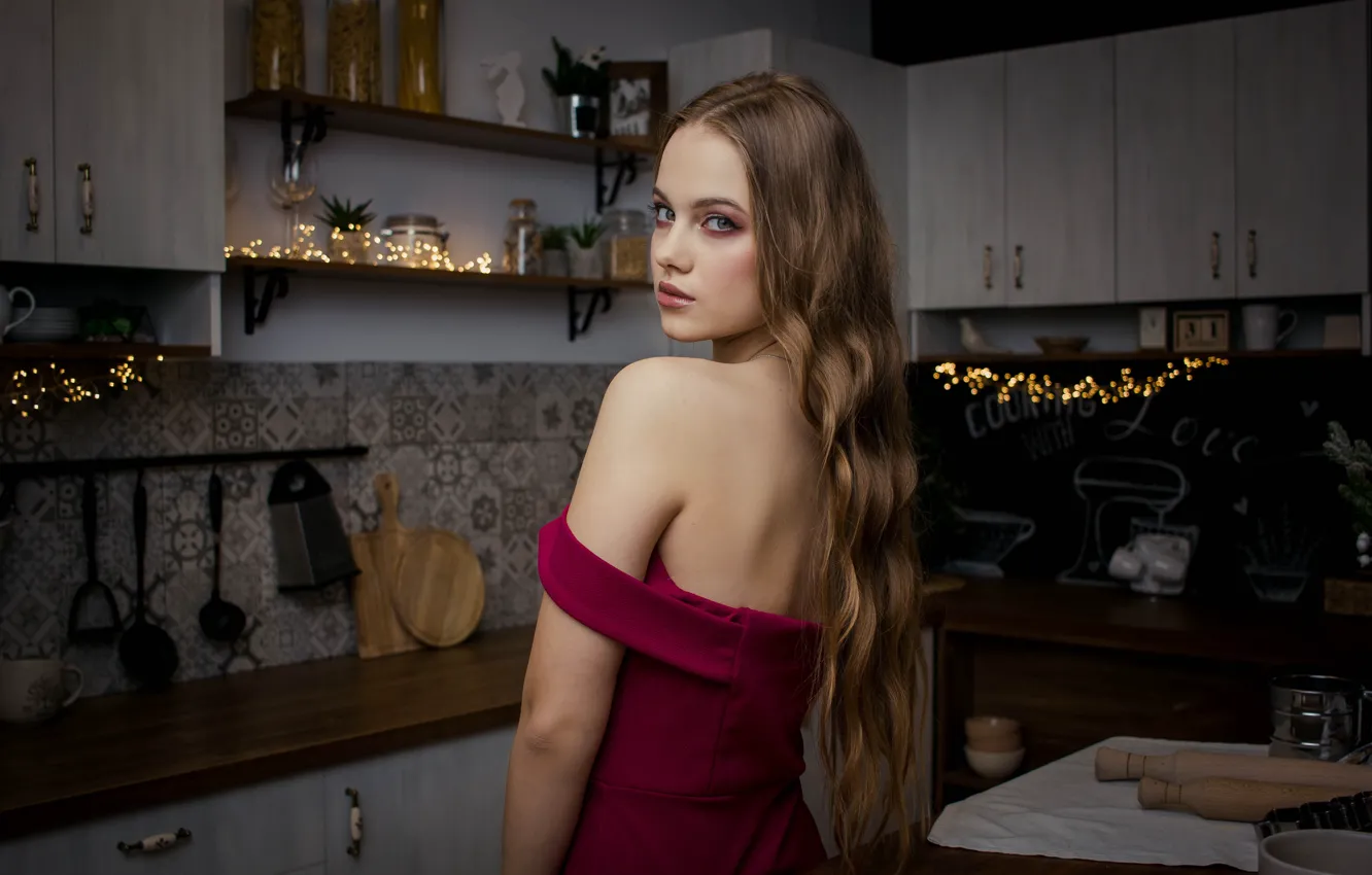 Фото обои взгляд, девушка, платье, кухня, плечо, локоны, русая, Наталья Данильченко