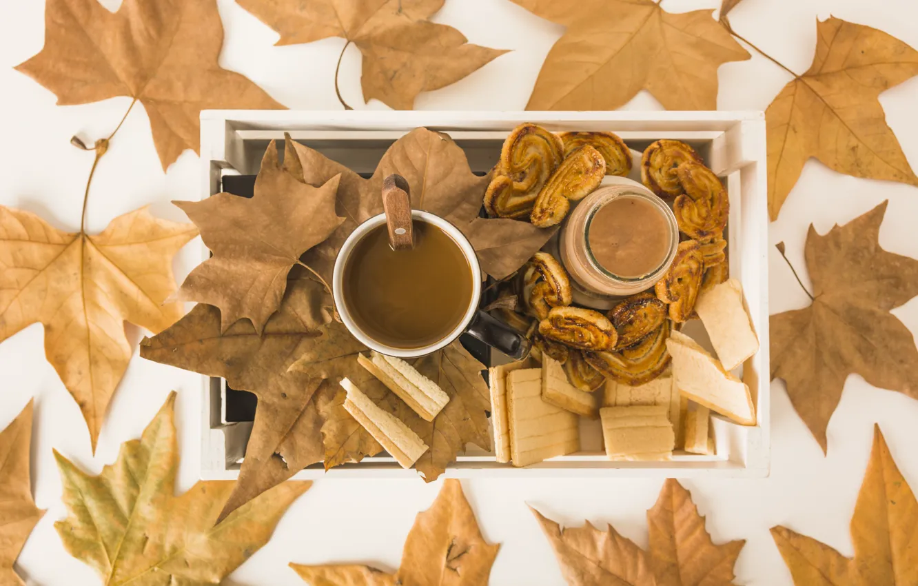 Фото обои осень, листья, фон, дерево, кофе, colorful, печенье, чашка, wood, вафли, background, autumn, leaves, cup, coffee, …