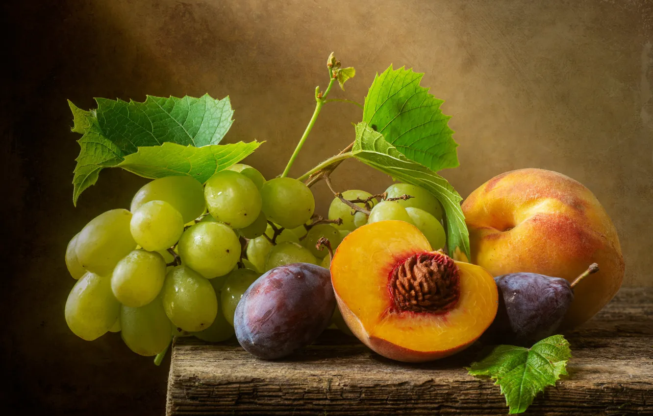 Фото обои виноград, натюрморт, персики, сливы, Максим Вышарь