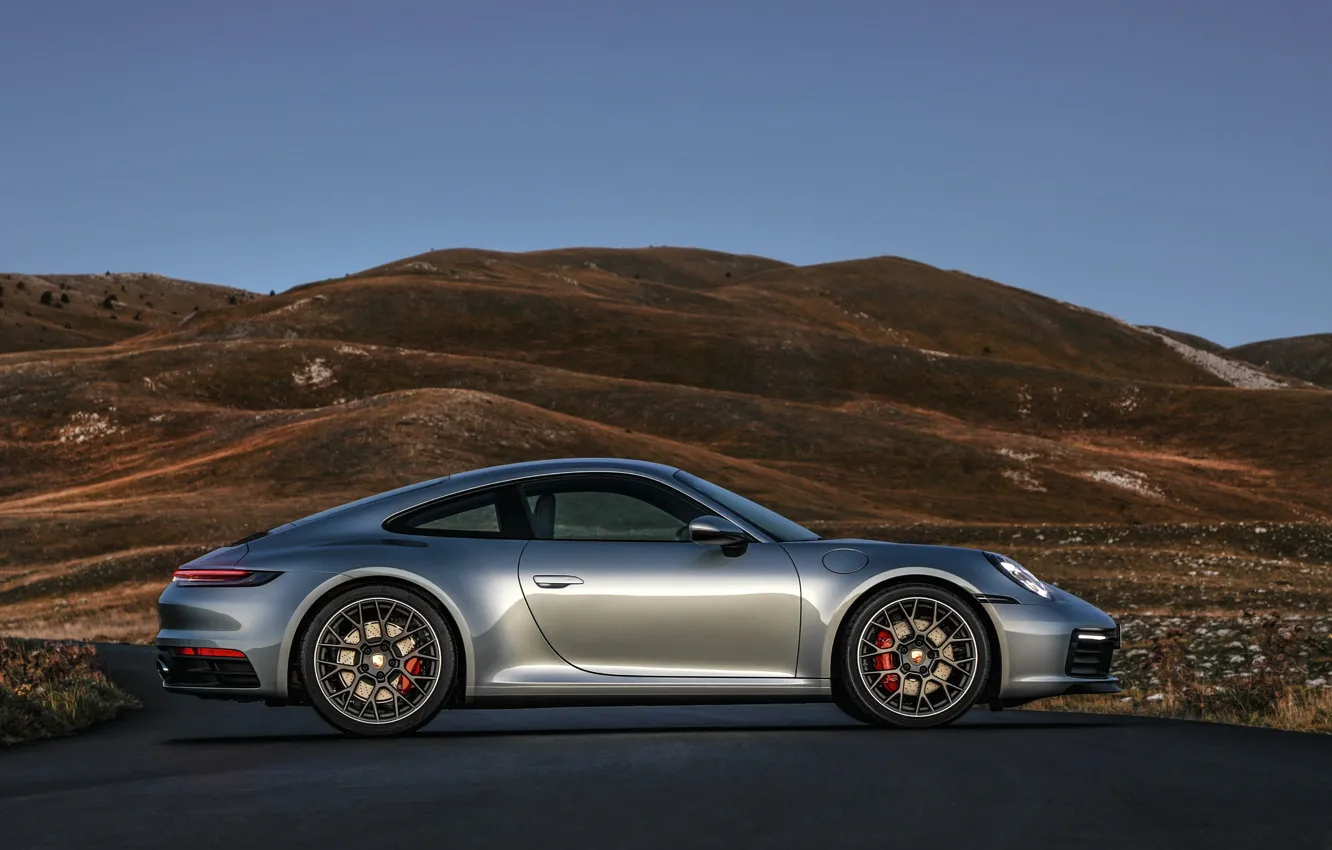 Фото обои холмы, купе, 911, Porsche, профиль, Carrera 4S, 992, 2019