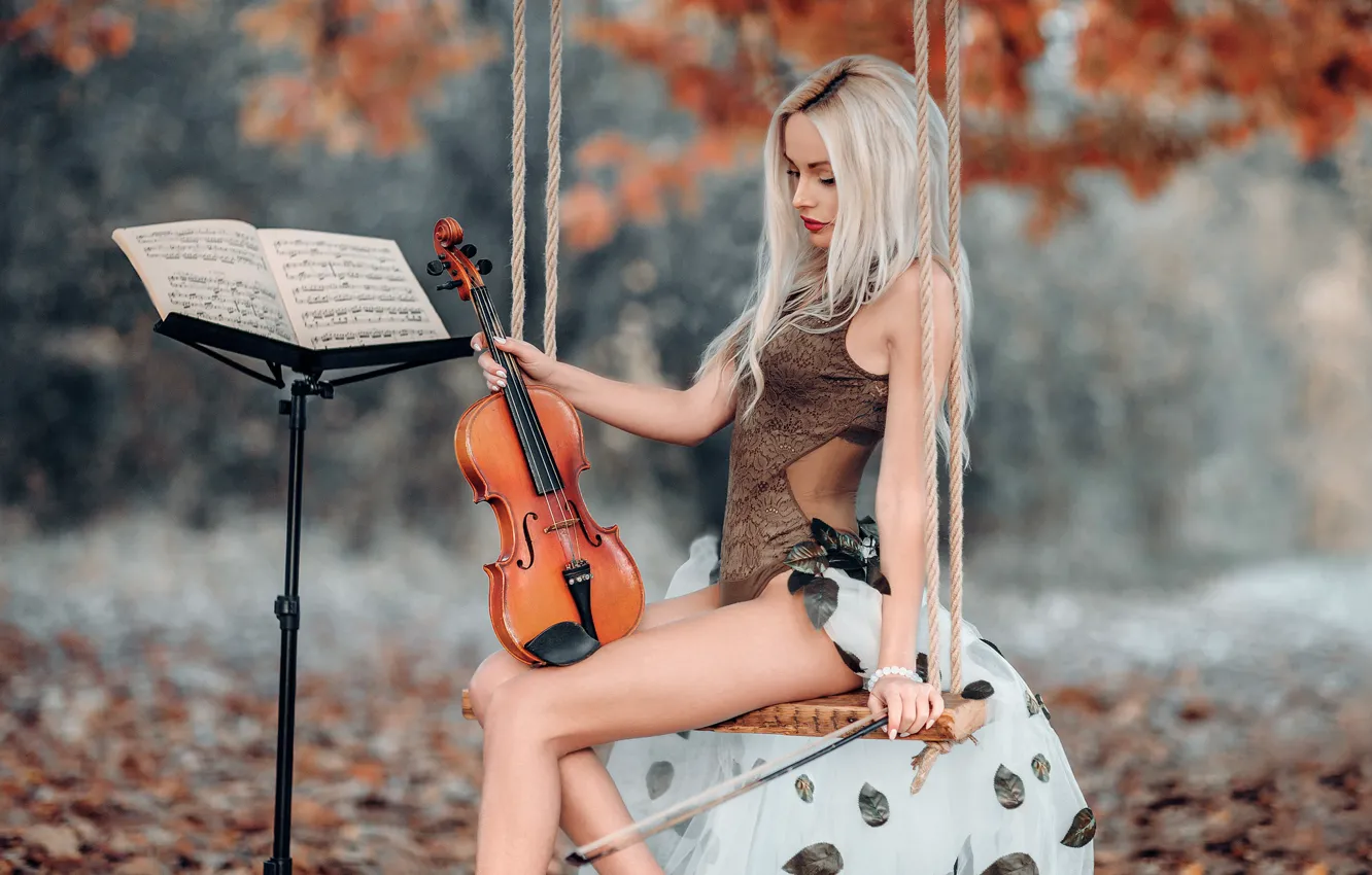 Фото обои осень, девушка, поза, ноты, качели, настроение, скрипка, фигура, блондинка, Деян Романов