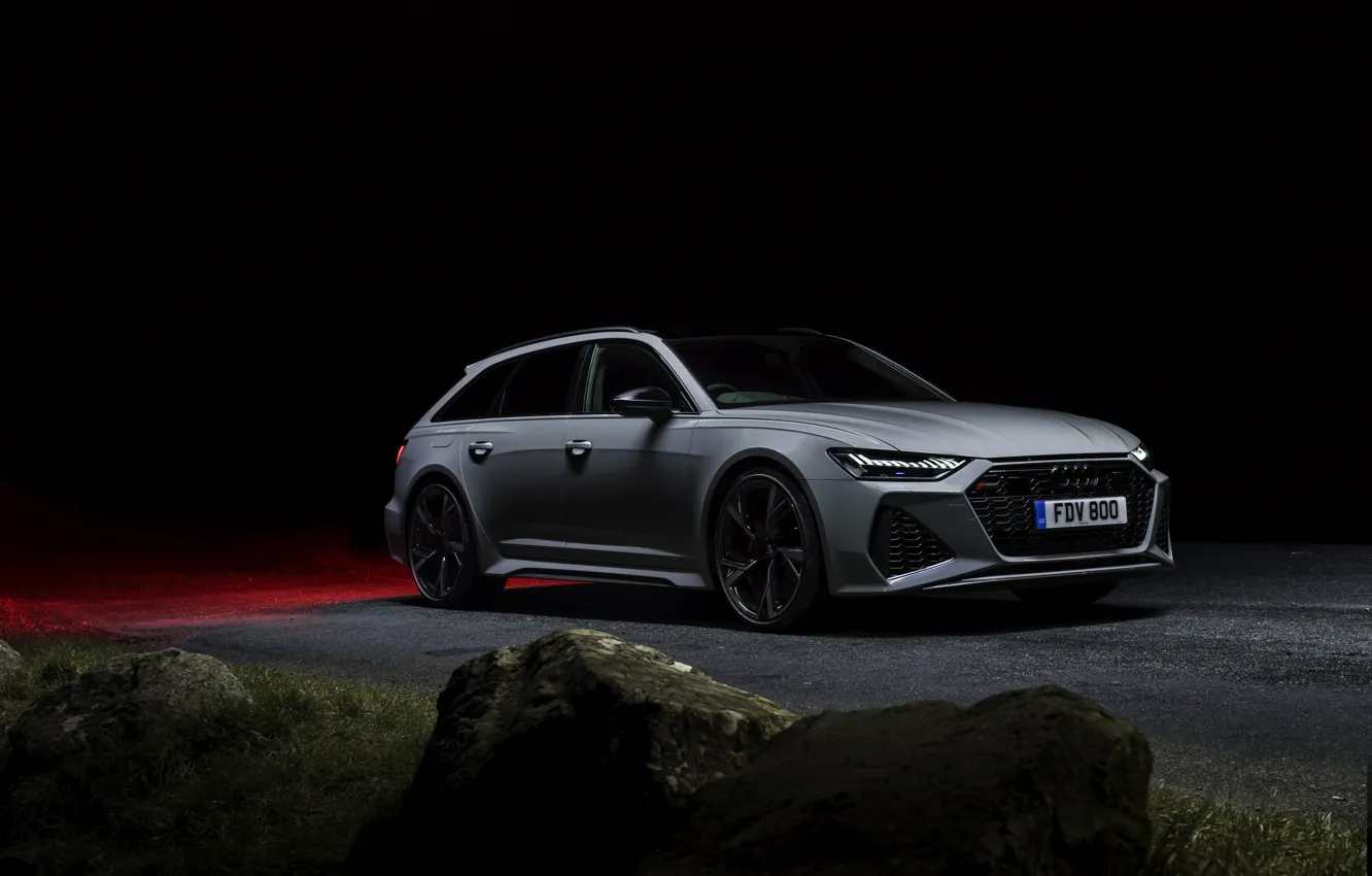 Фото обои ночь, камни, Audi, обочина, универсал, RS 6, 2020, 2019, V8 Twin-Turbo, RS6 Avant, UK-version