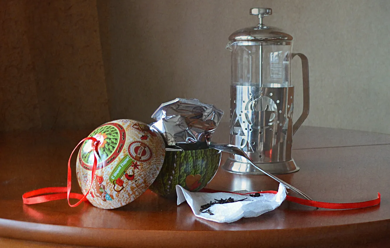 Фото обои стол, праздник, чай, шар, чайник, ложка, лента, натюрморт, предметы, салфетка