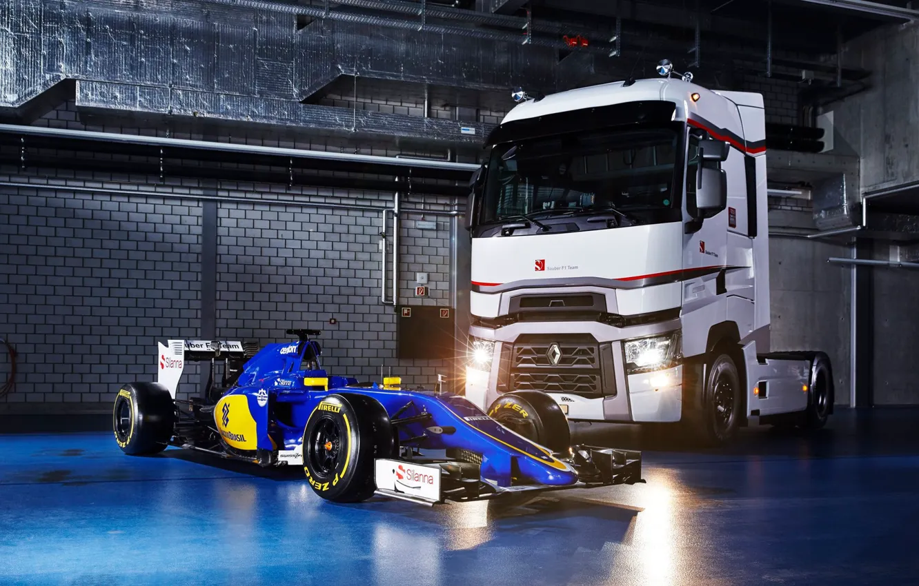Фото обои Garage, Sauber F1 Team, Renault Trucks