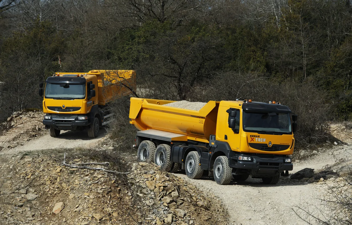 Фото обои грузовики, растительность, Renault, оранжевые, грунтовка, 8x4, 6x4, трёхосный, четырёхосный, самосвалы, Renault Trucks, Kerax