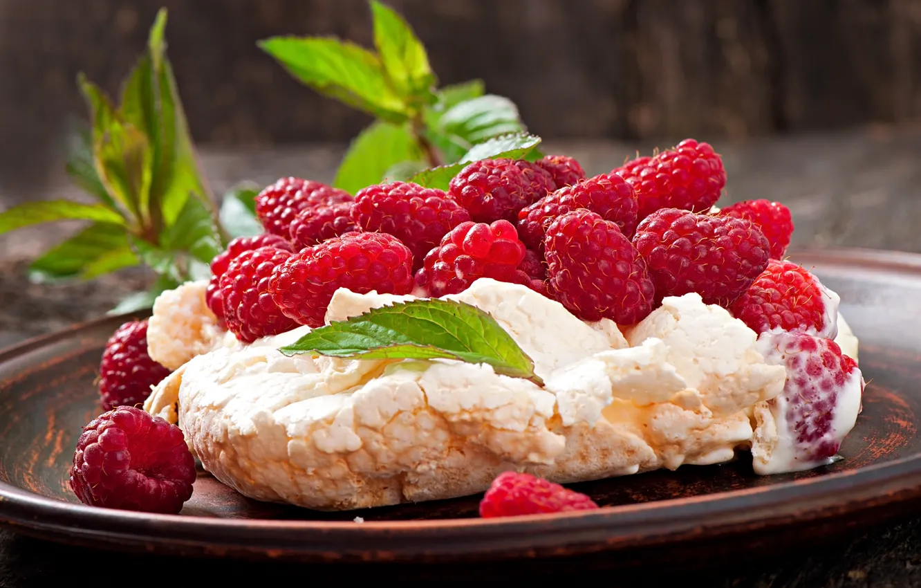 Фото обои ягоды, малина, тарелка, крем, десерт, безе, Павлова