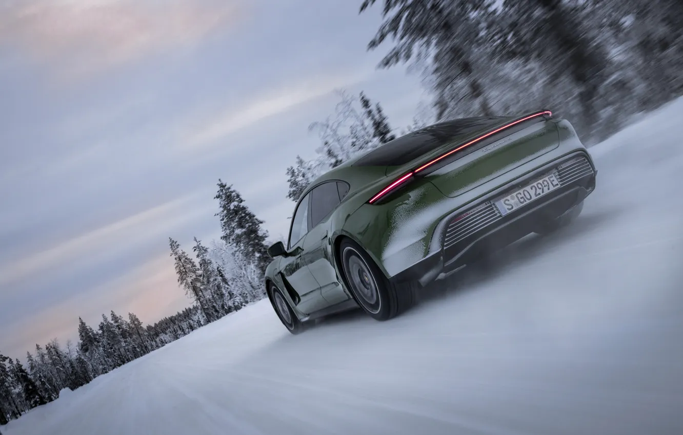 Фото обои снег, Porsche, зелёный, вид сзади, 2020, Taycan, Taycan 4S