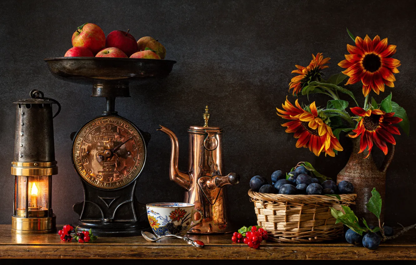 Фото обои цветы, корзина, яблоки, лампа, чашка, фрукты, натюрморт, сливы, кофейник