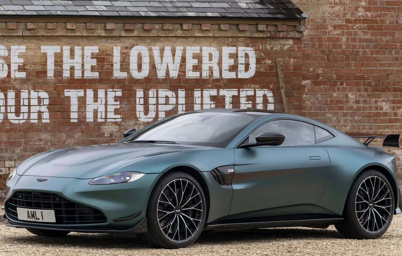 Фото обои надпись, Aston Martin, купе, скорость, Vantage, мощь, лозунг, экстерьер, Edition, спортивный автомобиль, супер кар, кирпичная …