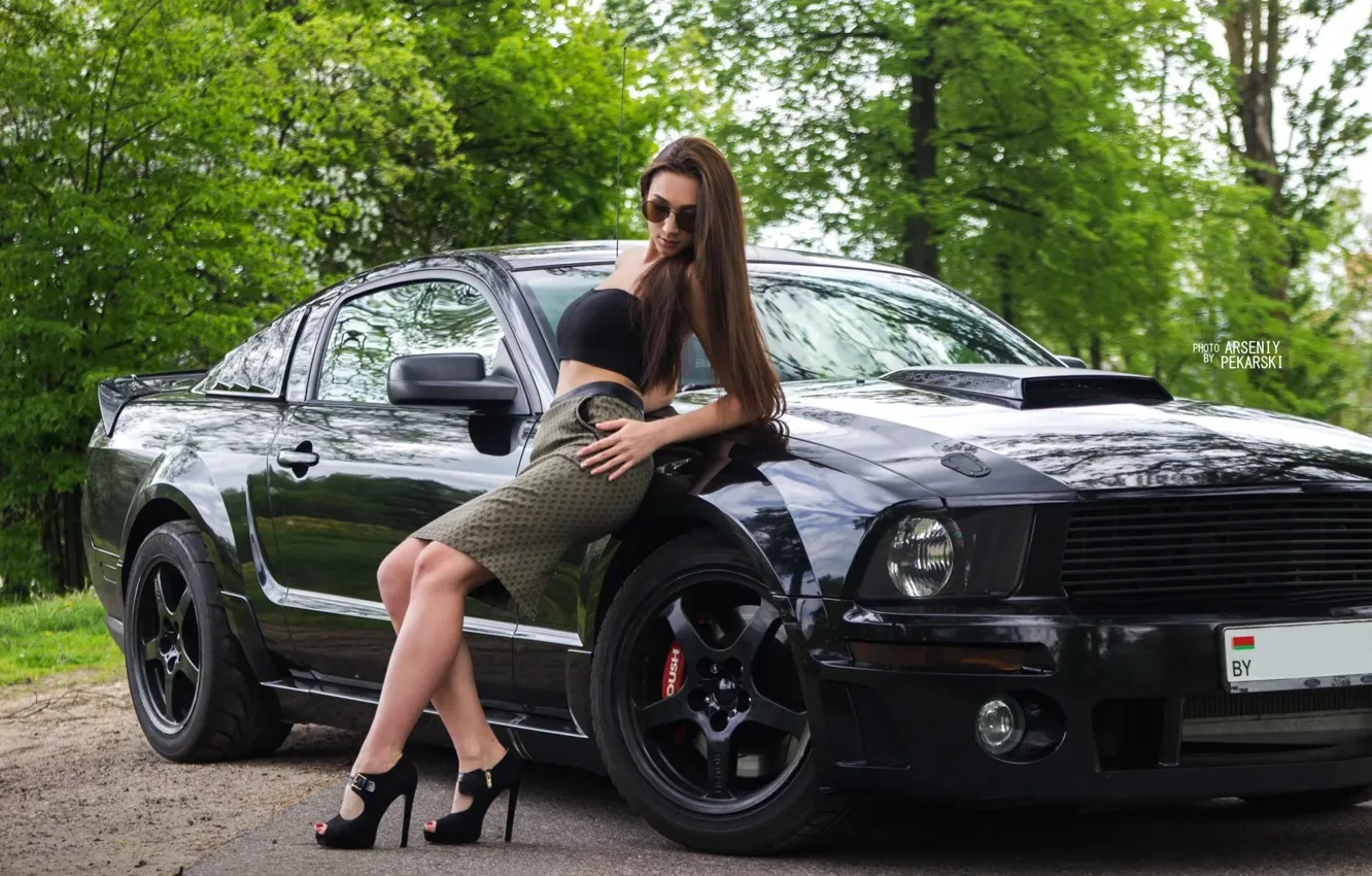 Фото обои Девушки, очки, Ford Mustang, красивая девушка, позирует, чёрный авто