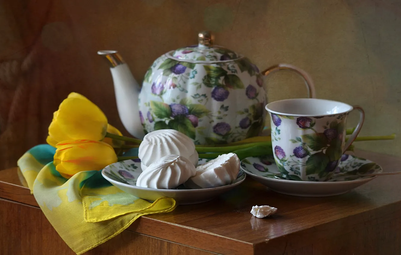 Фото обои цветы, стол, чайник, чашка, тюльпаны, сладости, посуда, натюрморт, блюдце, зефир, чайная пара