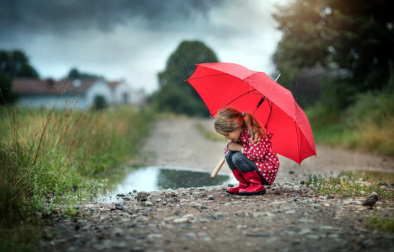 Обои дорога, природа, дождь, зонт, лужа, девочка, непогода, плащ, ребёнок,  сопожки, Radoslaw Dranikowski картинки на рабочий стол, раздел настроения -  скачать