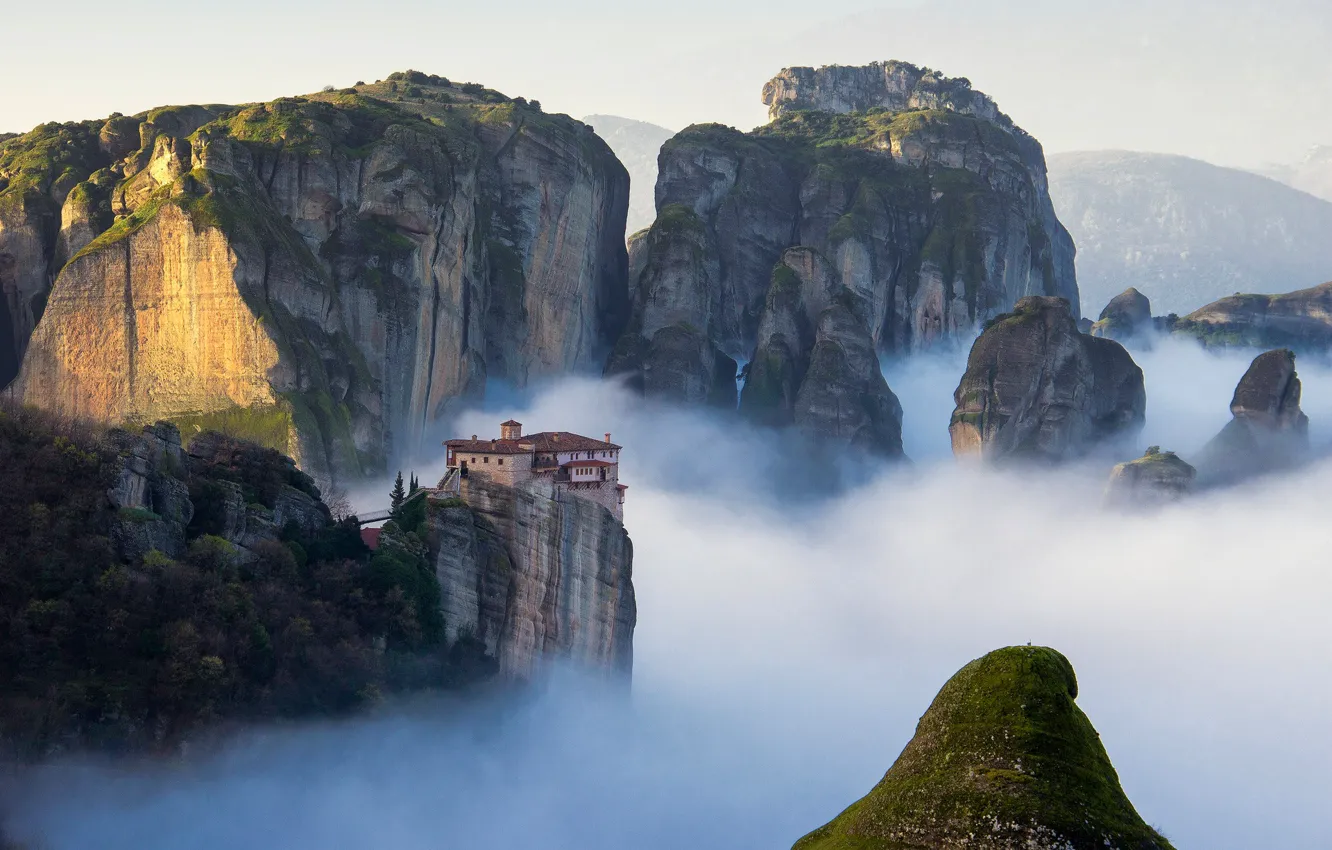Фото обои landscape, nature, mountains, clouds, rocks, architecture, building, Greece, mist, roof, monastery, Meteora