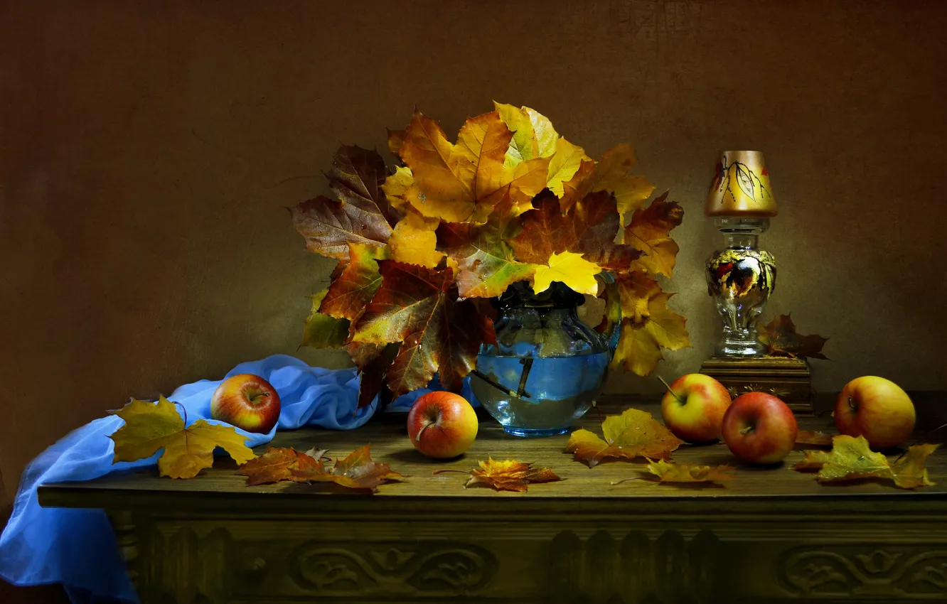 Фото обои листья, яблоки, лампа, ткань, клён, кувшин, фрукты, натюрморт, Валентина Колова