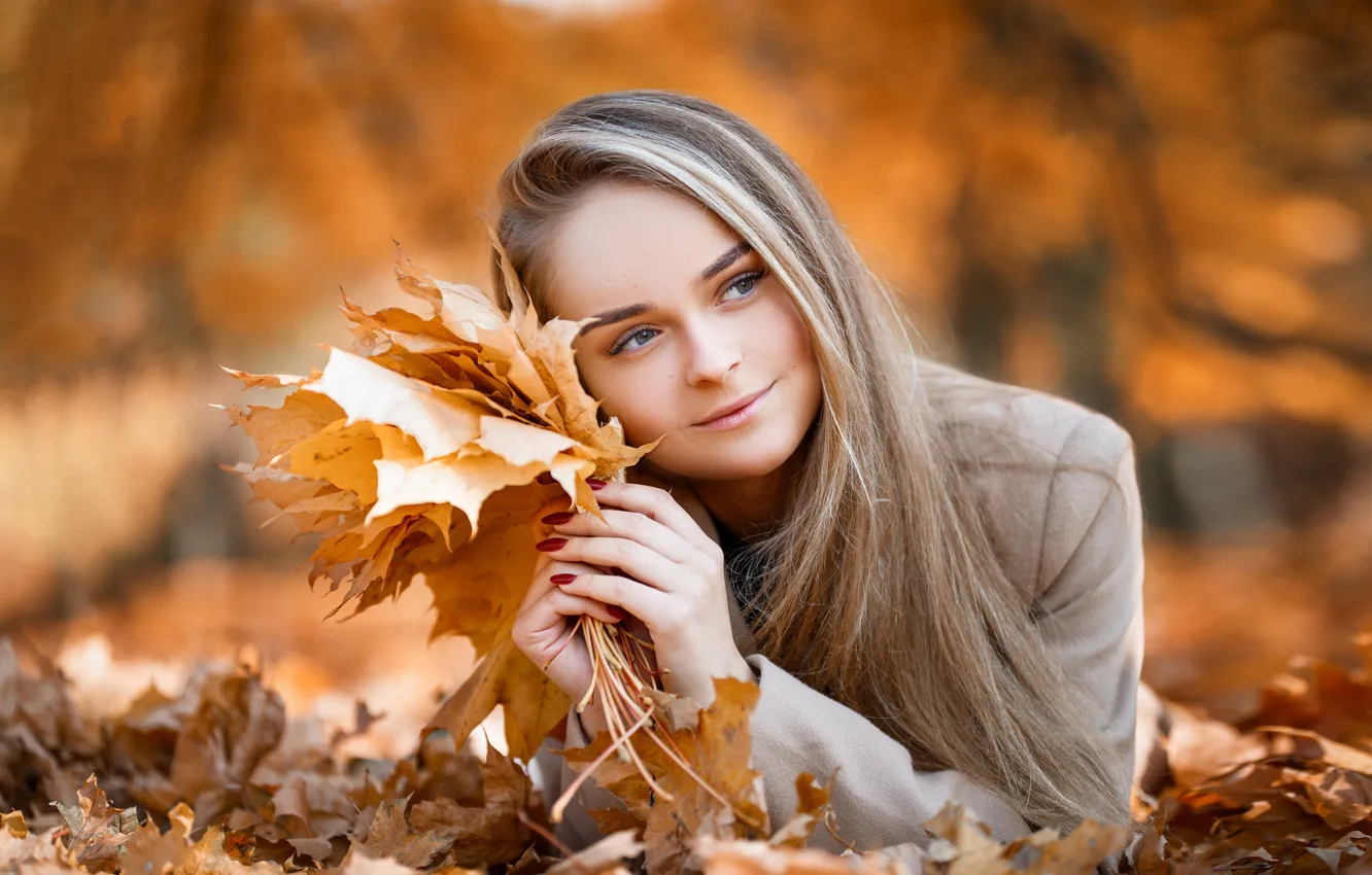 Фото обои осень, листья, девушка, улыбка, лежит, Полина, Maksim Romanov