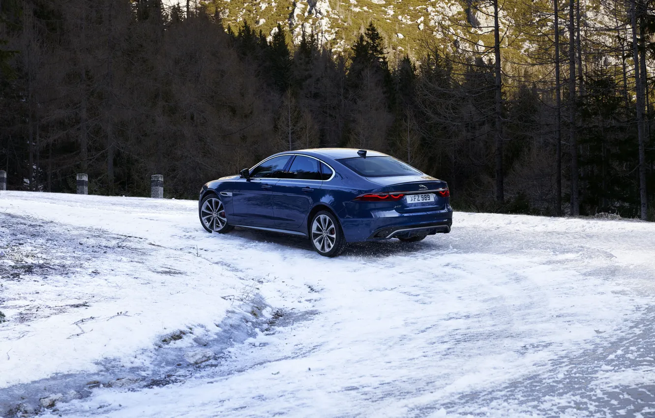 Фото обои дорога, лес, снег, деревья, Jaguar, поворот, седан, Jaguar XF, 2020, XF