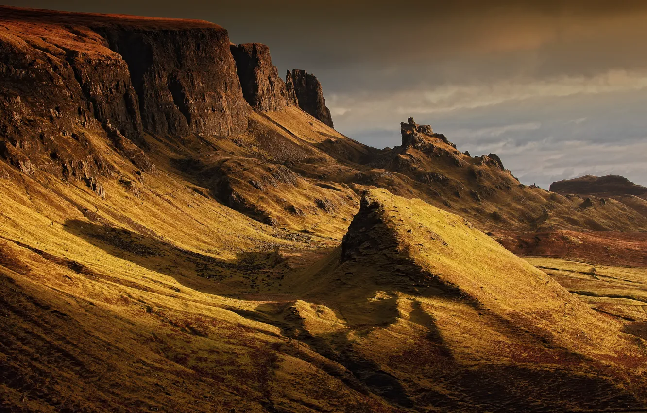 Фото обои небо, свет, пейзаж, горы, тучи, природа, скалы, холмы, склон, Шотландия, тени, рельеф
