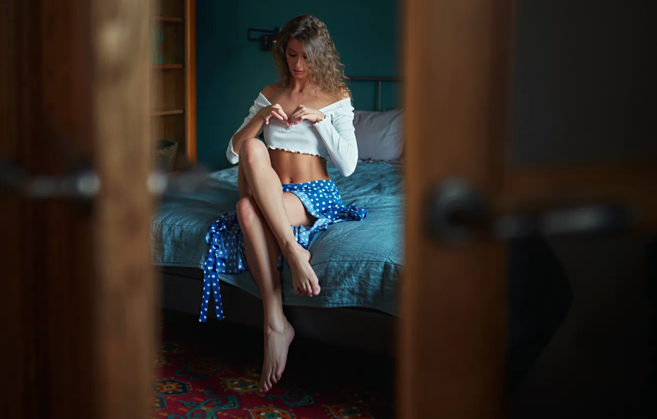 Фото обои девушка, поза, ноги, кровать, дверь, кудри, Sergey Fat, Сергей Жирнов, Александра Чащина